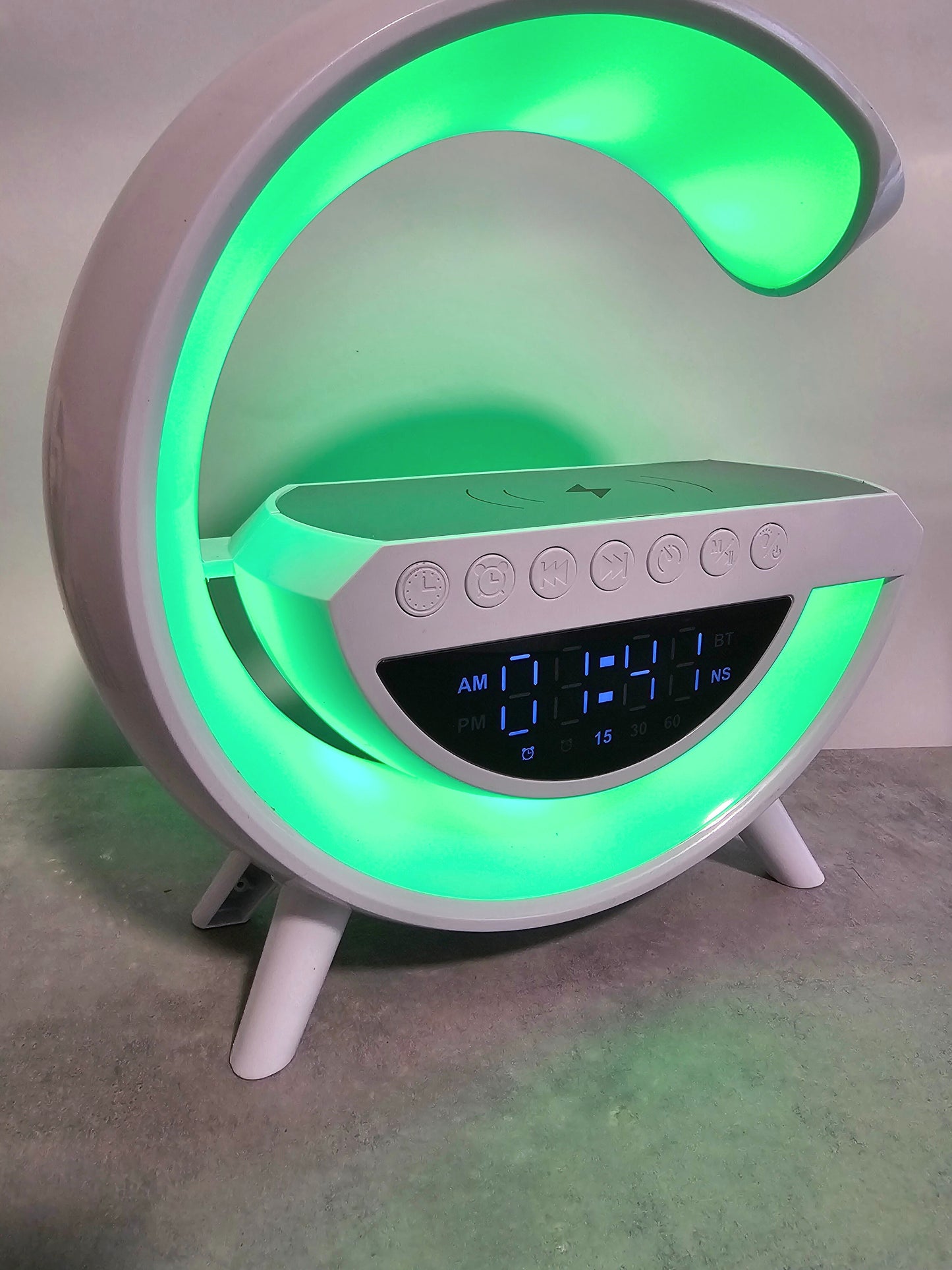 Lampada Led Cassa Bluetooth Multifunzione con Ricarica Wireless 15W, Luci LED, Orologio, Sveglia, Radio FM e Rumori Bianchi